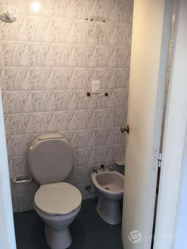 Apartamento - Ciudad Vieja - Amplio, Frente, G.c 3.900, Locomoción