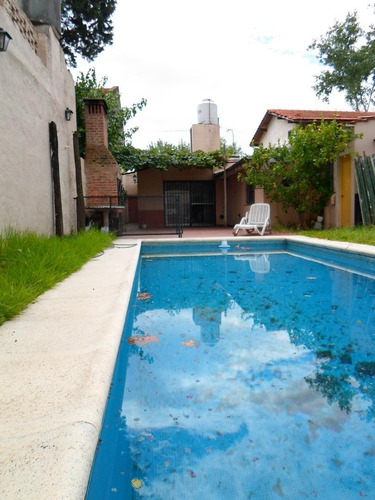 Casa En 1 Planta, 3 Habitaciones, Jardín, Pileta Y Parrilla.
