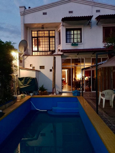 Venta De Casa 4 Dorm., Alsina Al 400- C /pileta
