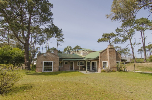 Casa En La Arbolada, Punta Del Este- Ref: 3074