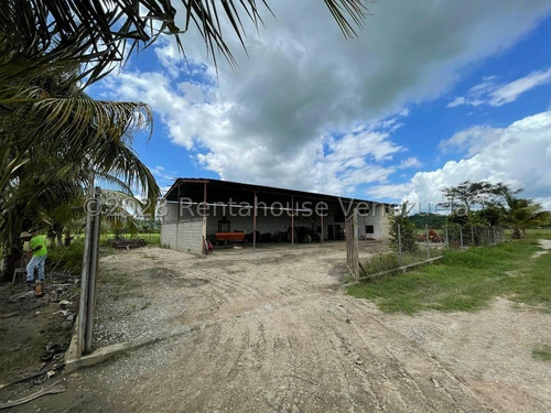 Carlos Colmenarez Felx 23-33543 Vende Finca Con 10 Hectareas Y 4.642 Mts Pozo Profundo De 80 Metros, Bomba De 14 Hp Luz Trifasica Laguna De 50 Por 40 Metros Cochinera De 30 Corrales