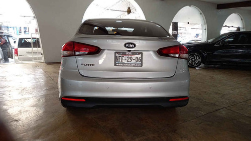 Imagen 4 de 15 de Kia Forte Sedan 2018 4p Ex, Tm6, Bl, Cmara Reversa 7, F.