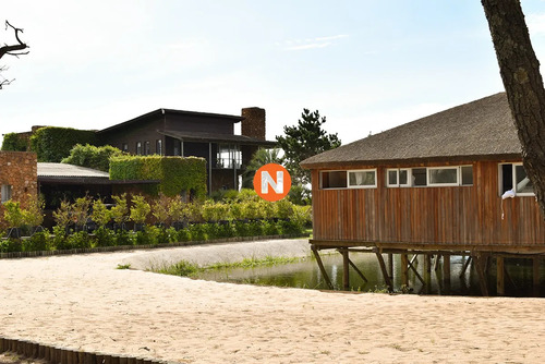 Exclusiva Casa En José Ignacio, Mansion Frente Al Mar En Venta , 6 Dormitorios.