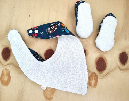 Imagem 3 de 5 de Kit Para Bebê Com Babador Sapatinho E Paninho De Boca