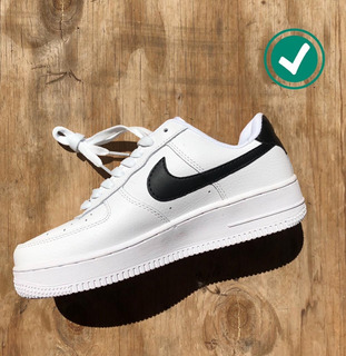 nike negras con pipa blanca