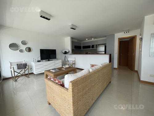 Venta Apto En Playa Brava, 2 Dormitorios Y 2 Baños , Frente Al Mar Con Vista