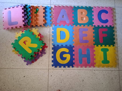 Imagen 1 de 5 de Alfombra O Tapete De Letras En Foami.