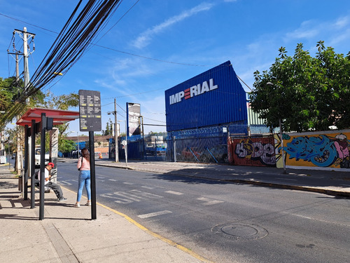 Amplio Local Alto Flujo Vehicular