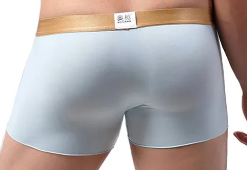 Hombre sin calzoncillo sale