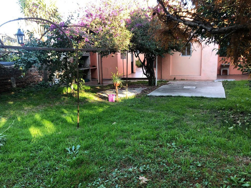 Lega Propiedades Vende Hermosa Casa Con Fondo.