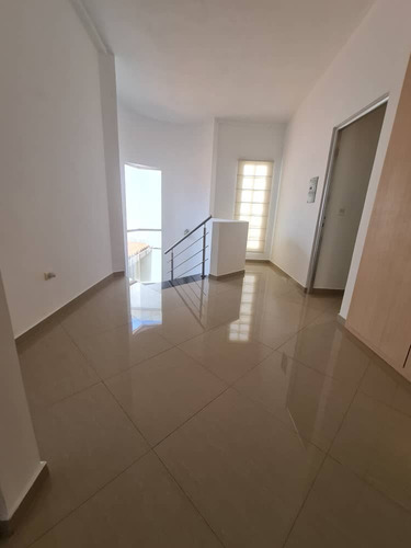Imagen 2 de 28 de Cómoda Casa De Dos Plantas En Loma Linda, Sector Las Peonías, Puerto Ordaz