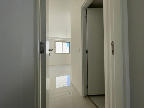 Imagem 10 de 30 de Excelente Cobertura Duplex De Alto Padrão Com Três Suítes Na Avenida Afrânio De Melo Franco, Leblon. - Co00045 - 69400596