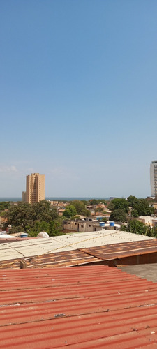 Casa De Tres Pisos En Venta, En Av El Milagro Con Av 5 De Ju