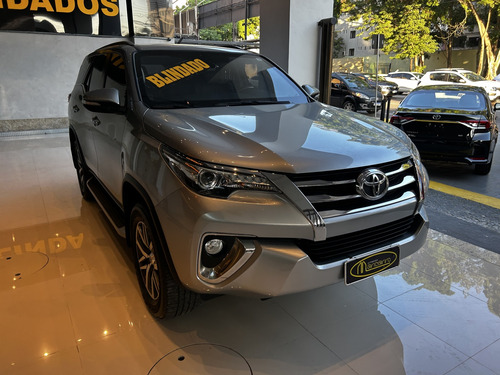 Toyota Hilux SW4 2.8 SRX 4X4 7 LUGARES 16V TURBO INTERCOOLER DIESEL 4P AUTOMÁTICO