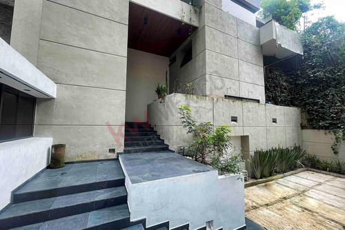 Espectacular Casa En Venta En Bosques De Las Lomas, Varios Niveles Con Jardín Y Remodelada