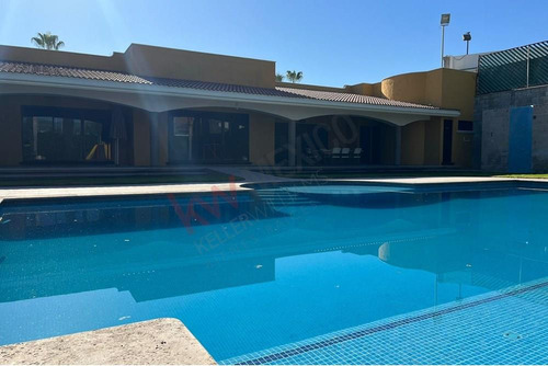 Espectacular Casa En Venta En San Isidro, Con Un Enorme Jardin Y Alberca.