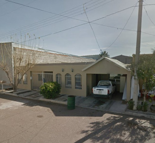 Casa De Un Nivel Con Excelente Ubicacion, Cuenta Con Patio Trasero