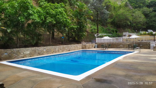 Venta De Apartamento En Lomas De Prado Del Este, Alto Prado. Avp