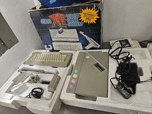 Autentica Consola Atari Xe En Caja + Manuales + 15 Juegos 