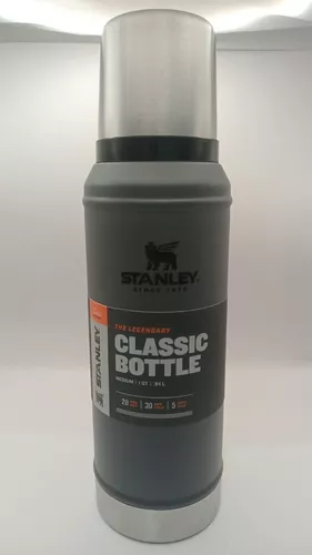 Stanley Classic Legendary Bottle 668308 - Botella térmica de acero  inoxidable sin BPA de 1 litro/1.1 cuarto de galón, mantiene el frío o el  calor