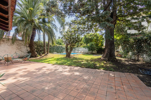 Casa Con Parque Y Pileta En Venta Av. Del Libertador 700, Castelar, Partido De Morón, Pba