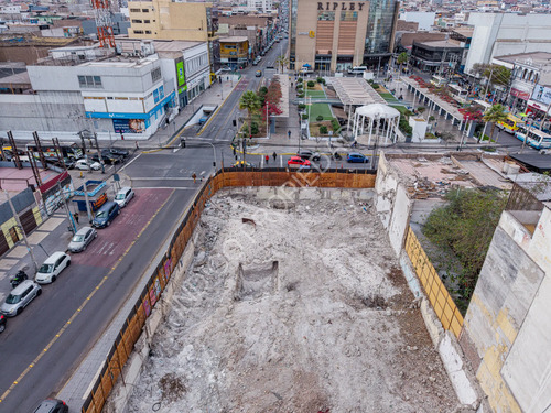 Arriendo Amplio Terreno Comercial Esquina Ramirez Serrano