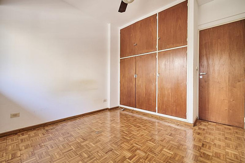 Departamento De Dos Ambientes Con Balcón Corrido Al Frente Y Cochera Espacio En Colegiales