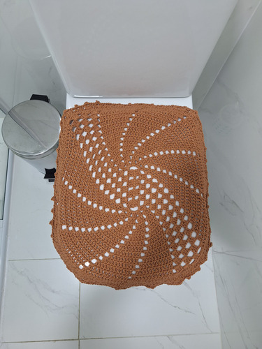 Kit Banheiro Tampa/pe Do Vaso Em Croche Caramelo Tapete Meia Lua