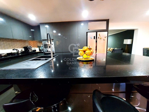 Remodelada Con Líneas Simples Y Sectores Amplios