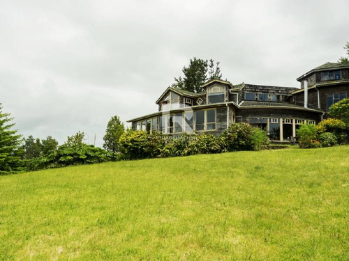 Magnífica Casa En Ancud, Chiloé Con  Vista Al Mar