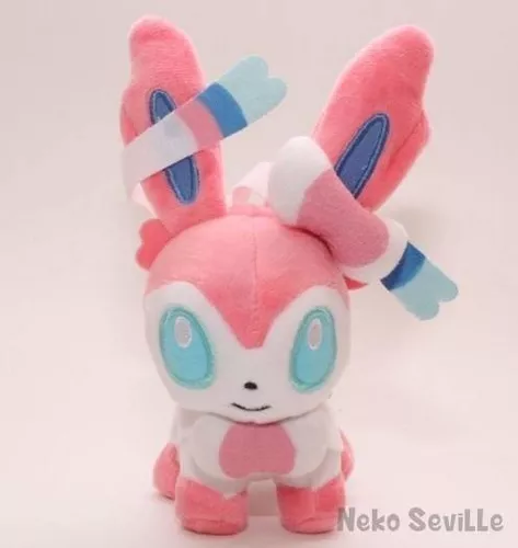 Pelúcia Pokémon Sylveon Eevee Evoluções Oficial Colecionador - R$ 78,9