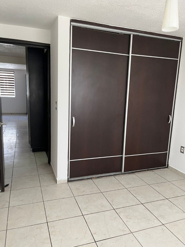 Departamento En Último Piso Sobre Eje Central