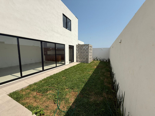 Estrena Casa Con Recámara En Planta Baja, Amplios Espacion 3 Recámaras Cada Una Con Baño. Casa Club Con Alberca.