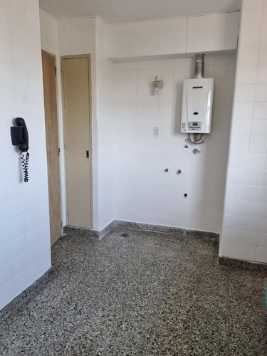 Muy Luminoso Departamento De 2 Ambientes En Pleno Centro De Lanús