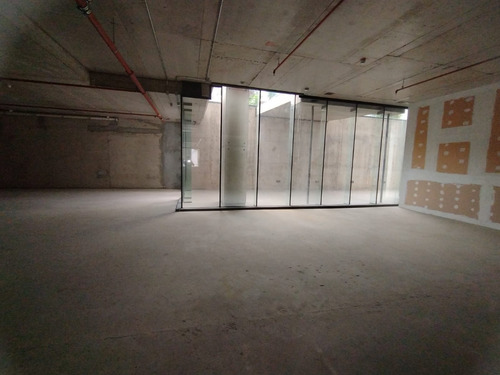 Increíble Local Comercial De 974m2 En Arriendo En Vitacura.