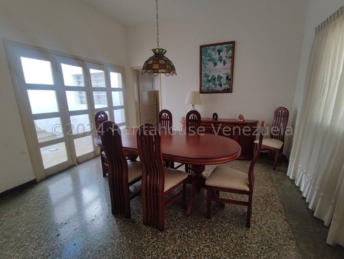 En Venta Bonita Y Cómoda Casa En La Carlota Muy Bien Mantenida, Acogedora Con Techos Altos, Excelente Distribución, Posee Un Patio Interno Vi Mls #25-1601