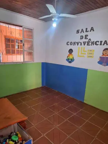 Imóvel Enorme Em Rua Asfaltada No Topo Do Bairro.
