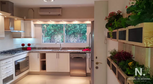 Vende Casa De 4 Dormitorios En Excelente Estado, Playa Mansa, Punta Del Este
