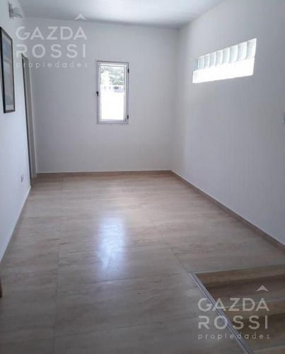 Excelente Propiedad Estilo Moderno Con Gran Parque Y Piscina En Barrio Brickland, Canning.