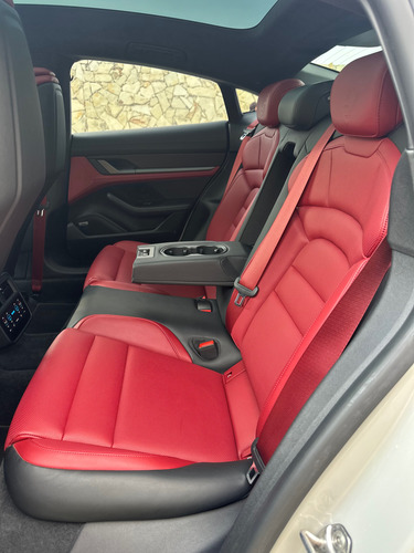 Taycan Turbo S 2021 Color Crayón