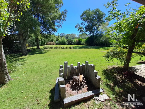Casa A La Venta De 3 Dormitorios En Punta Del Este Con Un Magnífico Terreno De 1400 Mts2