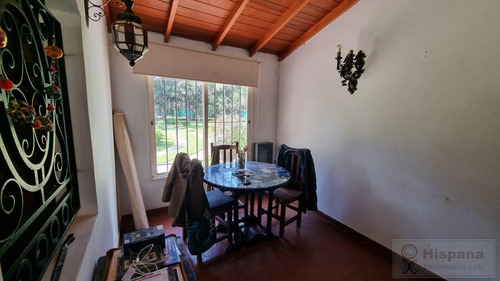 Hermosa Casa En Venta Sobre La Calle J.r Jimenez, En El Barrio Los Jazmines. Del Viso, Pilar