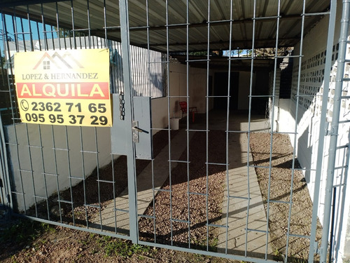 Publicado 5 De Julio De 2025 Por López & Hernández Alquila Casa De 2 Dormitorios Lugar Para Coche. Centenario 1686