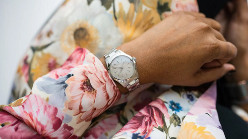 Reloj pulsera Oris 01 531 7797 4056-07 8 17 06 con correa de acero color plateado - fondo marrón