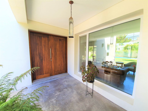 Casa En Venta En San Isidro, Barrio Santa Rita