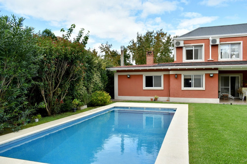 Casa En Venta Barrio Los Jazmines, Pilar Del Este