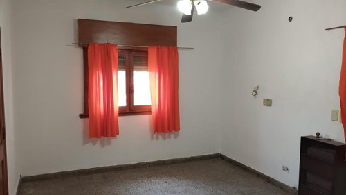 Imagen 6 de 12 de Casa En Ph Al Frente De 2 Dormitorios Completamente Independiente Con Garage. Banfield E.