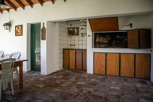 Imagen 16 de 20 de Casa Con Pileta A Pocas Cuadras Del Centro De Lobos