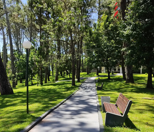 Encantador Apartamento En Arcobaleno, 2 Dormitorios Con Acciones De Piscina, Cochera Y Baulera. Consultenos!