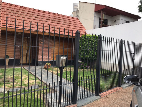 Casa En Venta De 2 Dormitorios C/ Cochera En Lanús Oeste